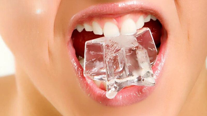 Niềng răng có uống nước đá được không? Niềng răng có uống nước đá được không?